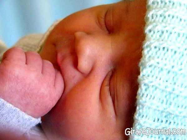 Срыгивание и икота у новорожденных