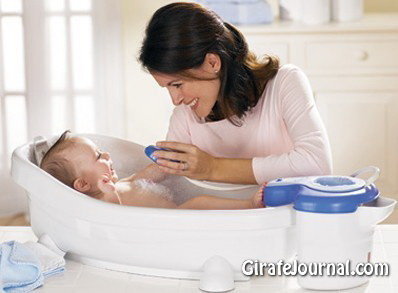 Процедура купания младенцев: где, когда и как?