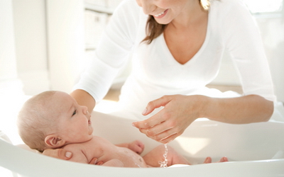 Безопасное купание новорожденного в ванночке, шезлонге и матрасике