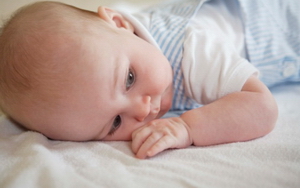 Причины вздутия живота у новорожденных, симптомы, лечение фото