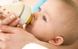 Сколько нужно кормить новорожденных: определение суточной нормы питания для малышей
