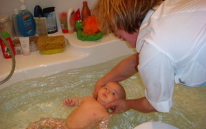Когда можно купать новорожденного ребенка: средства для купания, температура фото