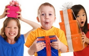 Выбор подарков для детей разных возрастов: подарки, которые подойдут самым маленьким фото