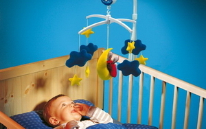 Мобиль для новорожденного на кроватку