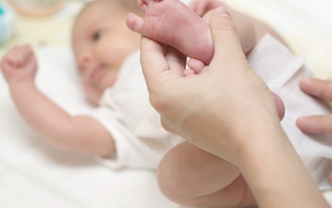 Как часто нужно менять подгузники новорожденному? Практичные советы и основные правила фото