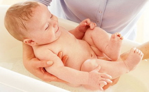 Какая детская ванночка лучше для ребенка: анатомическая, ортопедическая, складная, надувная, антимикробная