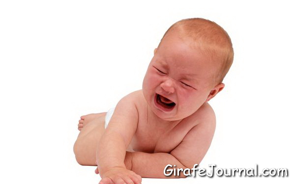 Резкий плач у новорожденных. Может причина в коликах?