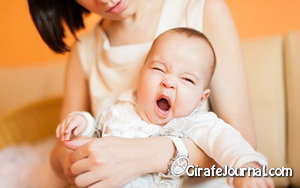 Ребенок срыгивает в 4 месяца: причины и рекомендации фото