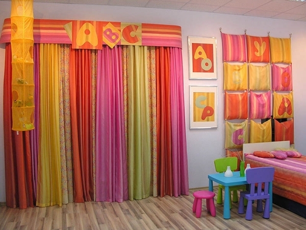 Яркие шторы в детской комнате