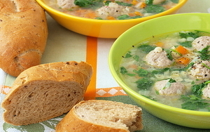 Варианты обеда для детей: аппетитный суп с мясными шариками и суп с индейкой и лапшой фото