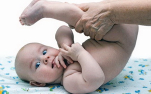 Развивающая гимнастика и массаж для новорожденных фото