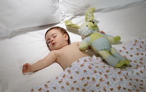 Почему ребенок сильно потеет когда спит фото