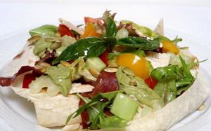 Салат из редиса с яблоками и огурцами «Витаминное здоровье» фото