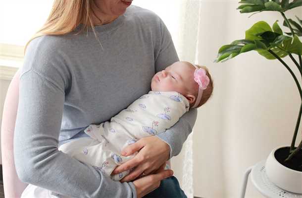 Как правильно держать новорожденного: видео